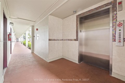Copropriété à vendre à Pembroke Pines, Floride: 2 chambres, 88.54 m2 № 1979640 - photo 2