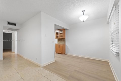 Copropriété à vendre à Pembroke Pines, Floride: 2 chambres, 88.54 m2 № 1979640 - photo 7