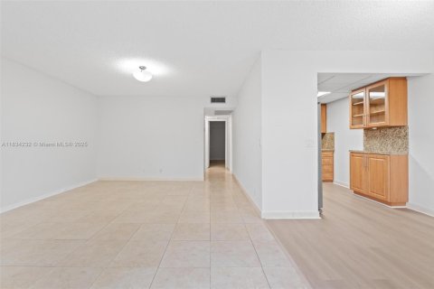 Copropriété à vendre à Pembroke Pines, Floride: 2 chambres, 88.54 m2 № 1979640 - photo 4