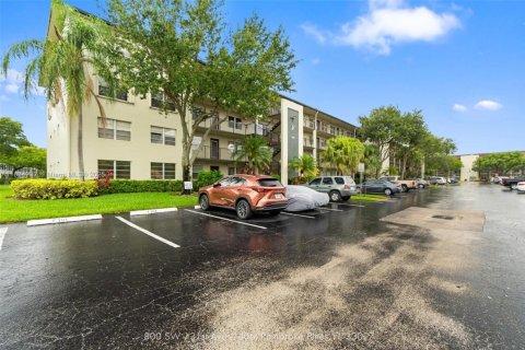 Copropriété à vendre à Pembroke Pines, Floride: 2 chambres, 88.54 m2 № 1979640 - photo 1