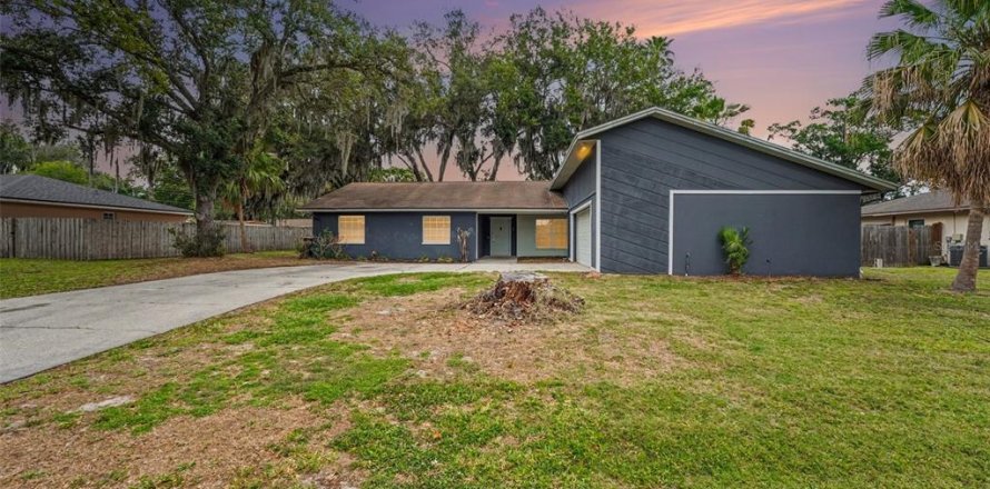 House in Lakeland, Florida 4 bedrooms, 163.79 sq.m. № 2107449