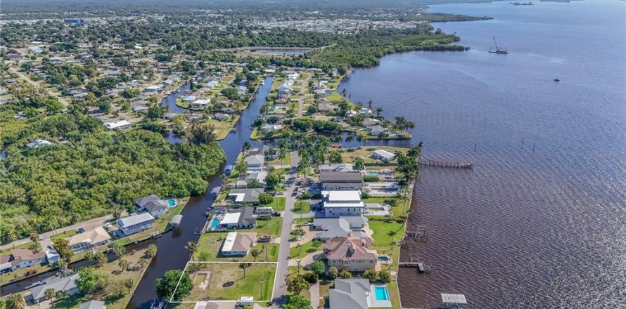 Terreno en North Fort Myers, Florida № 2108169