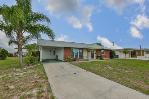 House in Sun City Center, Florida 2 bedrooms, 106.74 sq.m. № 2215687 - photo 2
