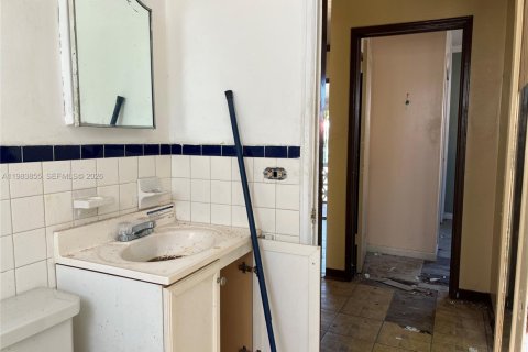 House in Miami, Florida 3 bedrooms, 102.75 sq.m. № 2046724 - photo 18