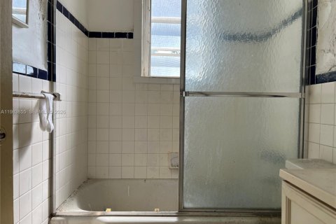 House in Miami, Florida 3 bedrooms, 102.75 sq.m. № 2046724 - photo 17