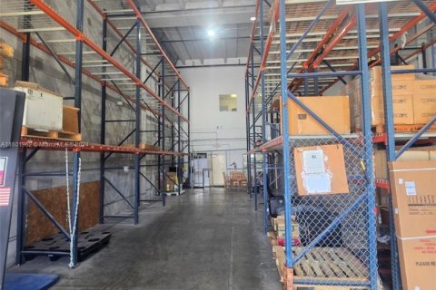 Propiedad comercial en alquiler en Sweetwater, Florida № 1217183 - foto 1