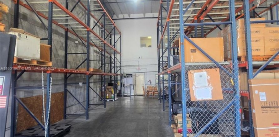 Propiedad comercial en Sweetwater, Florida № 1217183