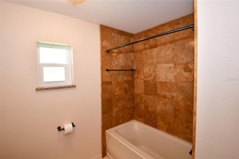House in Largo, Florida 3 bedrooms, 165.55 sq.m. № 1675842 - photo 19
