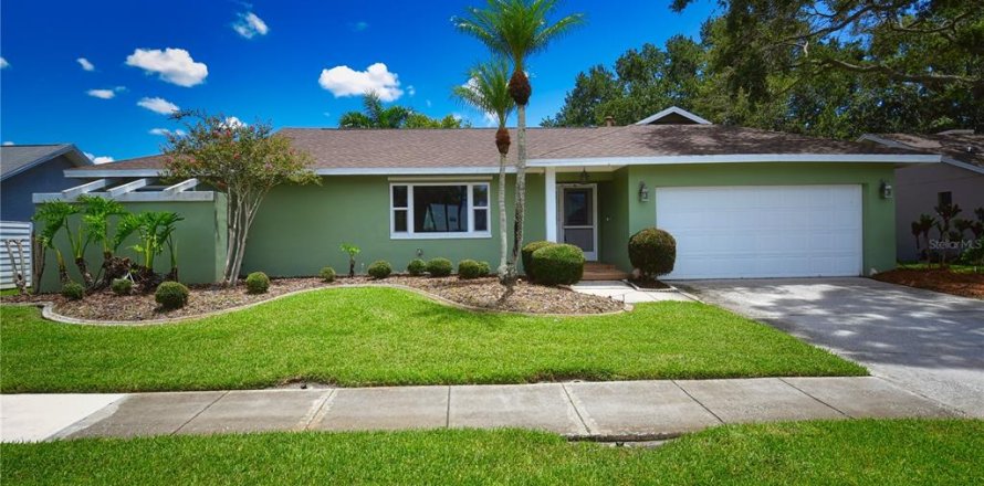 House in Largo, Florida 3 bedrooms, 165.55 sq.m. № 1675842