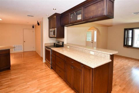 House in Largo, Florida 3 bedrooms, 165.55 sq.m. № 1675842 - photo 10