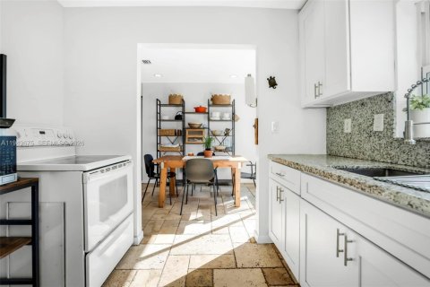 Villa ou maison à vendre à Hollywood, Floride: 2 chambres, 95.32 m2 № 2005388 - photo 24