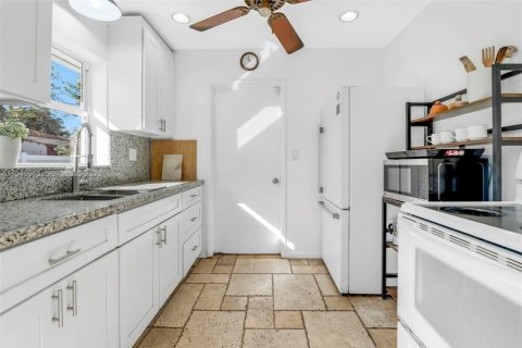 Villa ou maison à vendre à Hollywood, Floride: 2 chambres, 95.32 m2 № 2005388 - photo 22