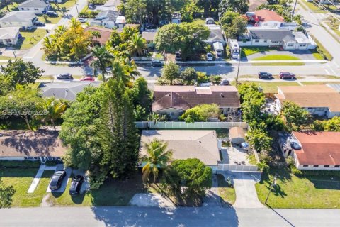 Villa ou maison à vendre à Hollywood, Floride: 2 chambres, 95.32 m2 № 2005388 - photo 28
