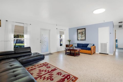 Villa ou maison à vendre à Hollywood, Floride: 2 chambres, 95.32 m2 № 2005388 - photo 13