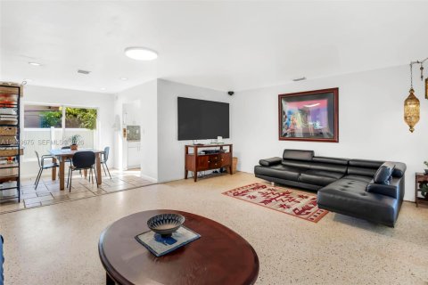 Villa ou maison à vendre à Hollywood, Floride: 2 chambres, 95.32 m2 № 2005388 - photo 15