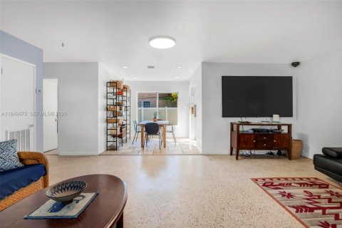 Villa ou maison à vendre à Hollywood, Floride: 2 chambres, 95.32 m2 № 2005388 - photo 16