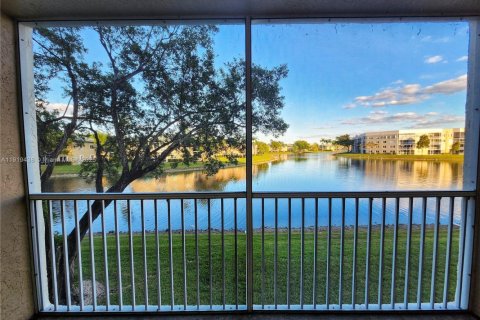 Купить кондоминиум в Тамарак, Флорида 2 спальни, 112.88м2, № 1977008 - фото 7