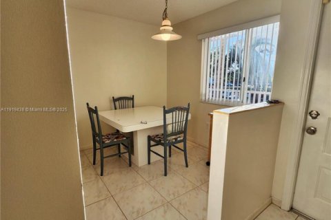 Купить кондоминиум в Тамарак, Флорида 2 спальни, 112.88м2, № 1977008 - фото 4