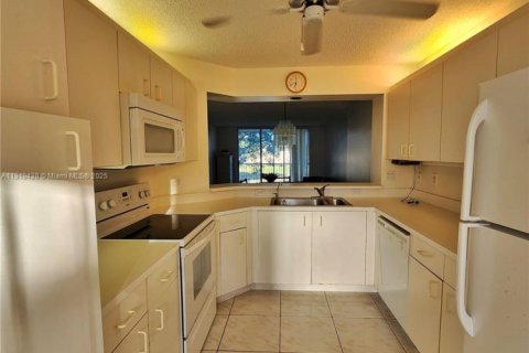 Купить кондоминиум в Тамарак, Флорида 2 спальни, 112.88м2, № 1977008 - фото 3