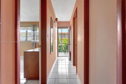 Condo in North Miami Beach, Florida, 1 bedroom  № 1730597 - photo 11