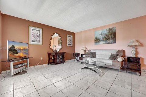 Condo in North Miami Beach, Florida, 1 bedroom  № 1730597 - photo 6
