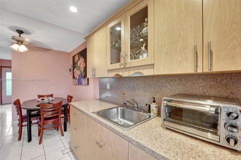 Condo in North Miami Beach, Florida, 1 bedroom  № 1730597 - photo 3