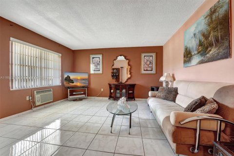 Condo in North Miami Beach, Florida, 1 bedroom  № 1730597 - photo 7