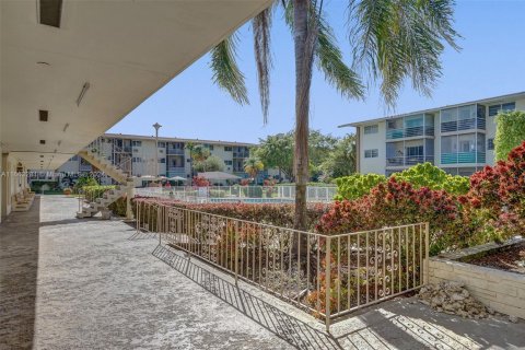 Condo in North Miami Beach, Florida, 1 bedroom  № 1730597 - photo 20