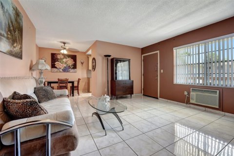 Condo in North Miami Beach, Florida, 1 bedroom  № 1730597 - photo 8