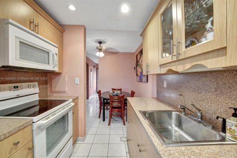Condo in North Miami Beach, Florida, 1 bedroom  № 1730597 - photo 2