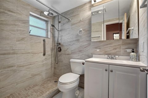Condo in North Miami Beach, Florida, 1 bedroom  № 1730597 - photo 1