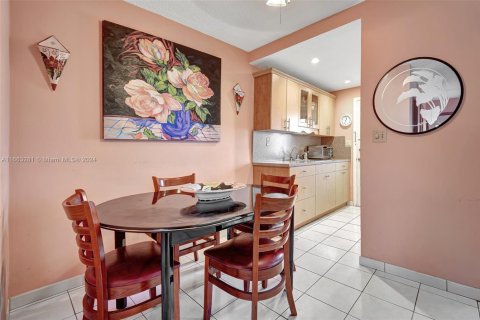 Condo in North Miami Beach, Florida, 1 bedroom  № 1730597 - photo 5