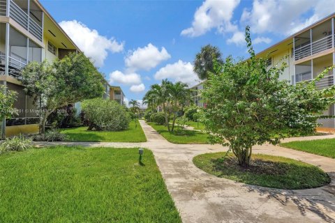 Condo in North Miami Beach, Florida, 1 bedroom  № 1730597 - photo 21