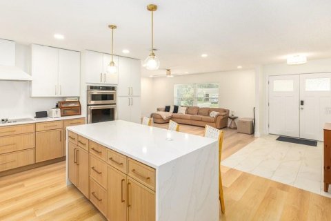 House in Orlando, Florida 5 bedrooms, 265.7 sq.m. № 2315238 - photo 5