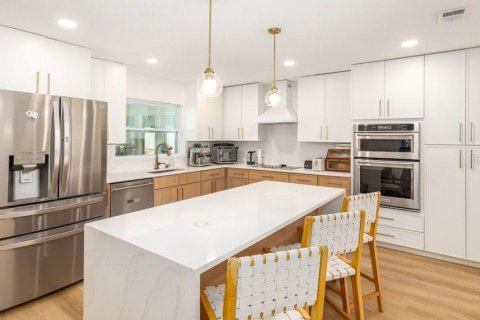 House in Orlando, Florida 5 bedrooms, 265.7 sq.m. № 2315238 - photo 7