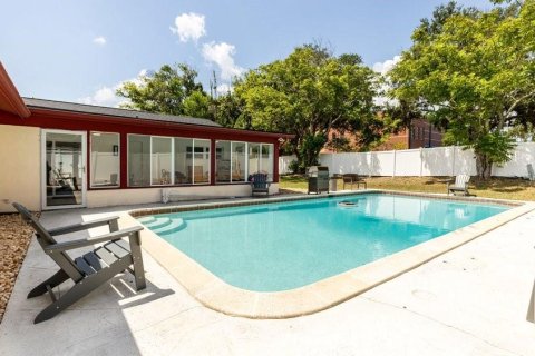 House in Orlando, Florida 5 bedrooms, 265.7 sq.m. № 2315238 - photo 19