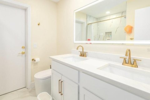 House in Orlando, Florida 5 bedrooms, 265.7 sq.m. № 2315238 - photo 13