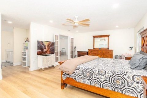 House in Orlando, Florida 5 bedrooms, 265.7 sq.m. № 2315238 - photo 9