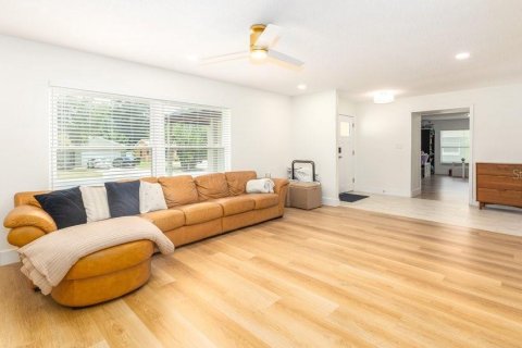 House in Orlando, Florida 5 bedrooms, 265.7 sq.m. № 2315238 - photo 4