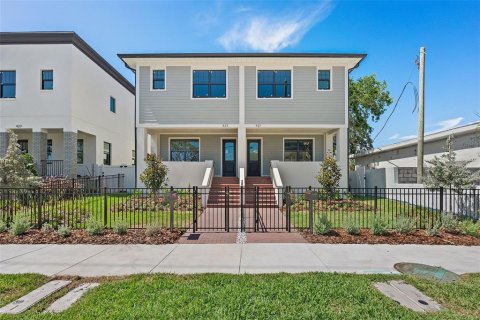 Townhouse in Saint Petersburg, Florida 4 bedrooms, 217.39 sq.m. № 2200092