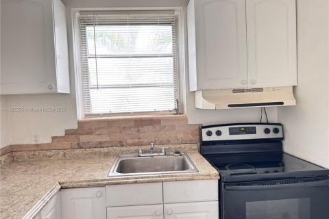 Condominio en alquiler en Hollywood, Florida, 38.65 m2 № 1929470 - foto 8