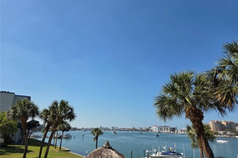 Condominio en Clearwater, Florida, 2 dormitorios  № 2206488
