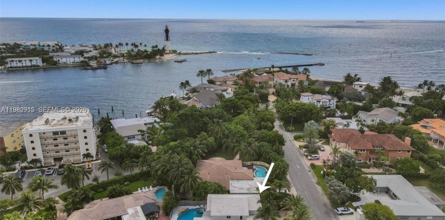 House in Pompano Beach, Florida 4 bedrooms, 256.04 sq.m. № 2049979