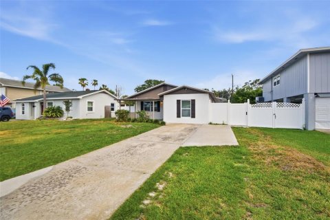 House in Saint Petersburg, Florida 3 bedrooms, 123.56 sq.m. № 2230456