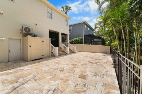 House in Tampa, Florida 4 bedrooms, 307.69 sq.m. № 2203328 - photo 24