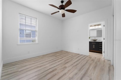 House in Tampa, Florida 4 bedrooms, 307.69 sq.m. № 2203328 - photo 25