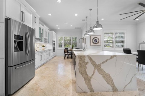 House in Tampa, Florida 4 bedrooms, 307.69 sq.m. № 2203328 - photo 12