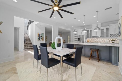 House in Tampa, Florida 4 bedrooms, 307.69 sq.m. № 2203328 - photo 6