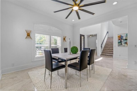 House in Tampa, Florida 4 bedrooms, 307.69 sq.m. № 2203328 - photo 7