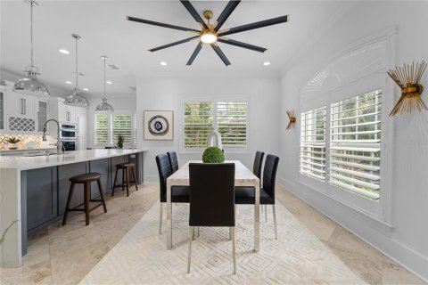 House in Tampa, Florida 4 bedrooms, 307.69 sq.m. № 2203328 - photo 5